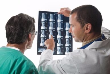 El doctor parece fotos de la columna vertebral