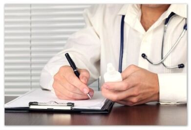 El médico le prescribe el medicamento