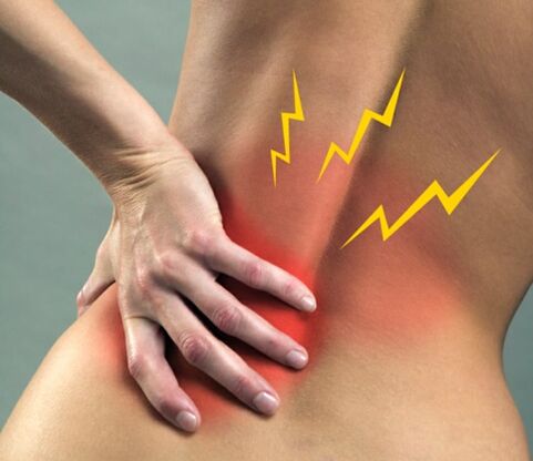 Dolor de espalda en la región lumbar.